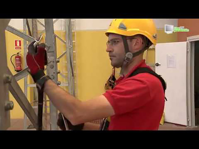 Dispositivos de protección para trabajos en altura y prevención de riesgos de caída a distinto nivel.