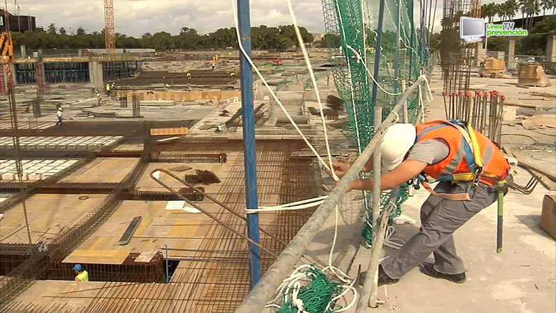 Prevención de riesgos laborales frente a caídas a distinto nivel. Redes tipo V.