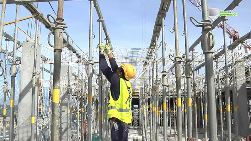 Prevención de riesgos laborales frente a caídas en altura. Redes bajo forjado.