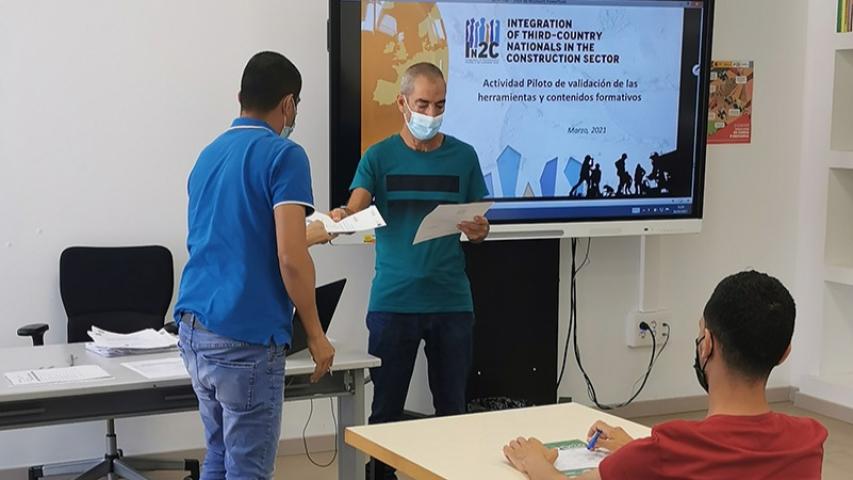 Más de 180 migrantes y refugiados se forman en materia de prevención y legislación laboral del sector de la construcción, a través de In2C