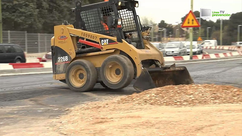 Riesgos y medidas preventivas en el uso de la minicargadora.